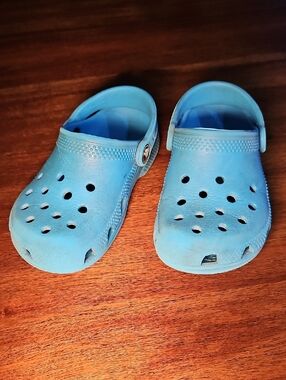 Well Worn Size 10 Childrens Toddler CROCS Kids Light Blue Vented Clogs